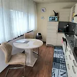 Im Herzen Von Wiesdorf- Blick Auf Bayer-kreuz -appartement Mit 2 Schlafzimmern & 3 Betten-fuer 4 Personen -zentral Gelegen - Friedrich Ebert Platz 5a , 4te Etage -kein Aufzug -lift- Dachterrasse Und Sauna - Kaution Pflicht - Leverkusen