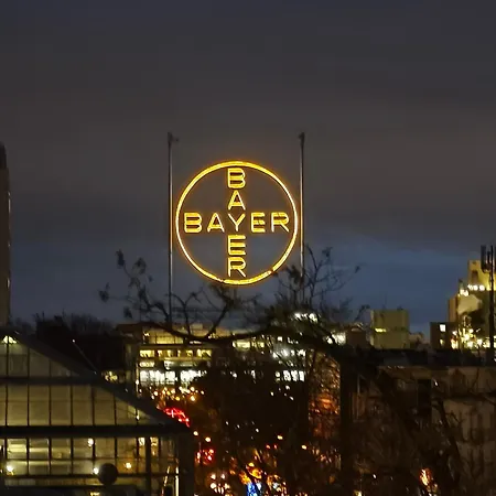 Apartman Im Herzen Von Wiesdorf- Blick Auf Bayer-kreuz -appartement Mit 2 Schlafzimmern & 3 Betten-fuer 4 Personen -zentral Gelegen - Friedrich Ebert Platz 5a , 4te Etage - Dachterrasse Und Sauna - Kaution Pflicht - Leverkusen
