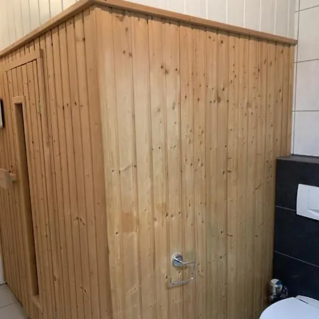 Im Herzen Von Wiesdorf- Blick Auf Bayer-kreuz -appartement Mit 2 Schlafzimmern & 3 Betten-fuer 4 Personen -zentral Gelegen - Friedrich Ebert Platz 5a , 4te Etage -kein Aufzug -lift- Dachterrasse Und Sauna - Kaution Pflicht - Διαμέρισμα *