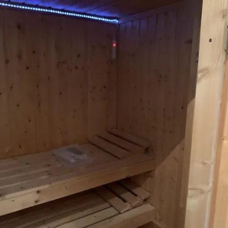 Im Herzen Von Wiesdorf- Blick Auf Bayer-kreuz -appartement Mit 2 Schlafzimmern & 3 Betten-fuer 4 Personen -zentral Gelegen - Friedrich Ebert Platz 5a , 4te Etage - Dachterrasse Und Sauna - Kaution Pflicht - شقة *