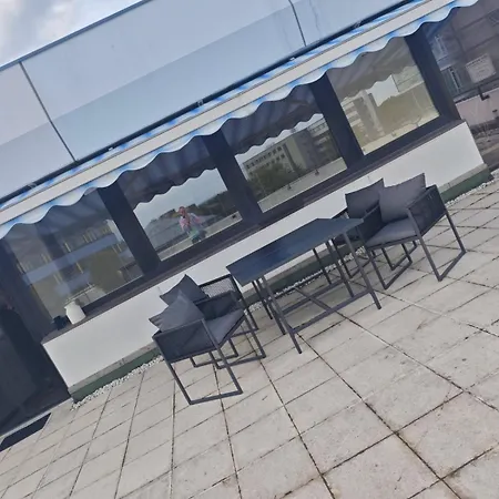 Im Herzen Von Wiesdorf- Blick Auf Bayer-kreuz -appartement Mit 2 Schlafzimmern & 3 Betten-fuer 4 Personen -zentral Gelegen - Friedrich Ebert Platz 5a , 4te Etage -kein Aufzug -lift- Dachterrasse Und Sauna - Kaution Pflicht - Lägenhet Leverkusen