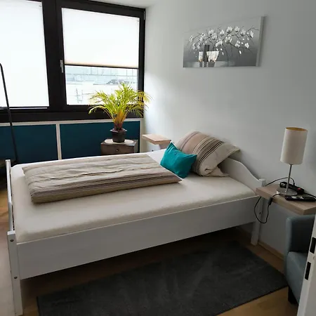 Im Herzen Von Wiesdorf- Blick Auf Bayer-kreuz -appartement Mit 2 Schlafzimmern & 3 Betten-fuer 4 Personen -zentral Gelegen - Friedrich Ebert Platz 5a , 4te Etage - Dachterrasse Und Sauna - Kaution Pflicht - *