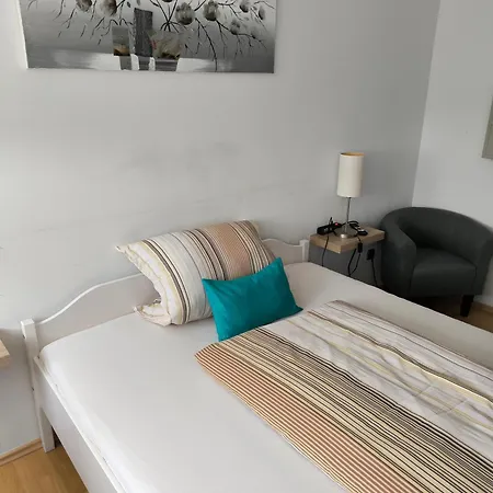 Im Herzen Von Wiesdorf- Blick Auf Bayer-kreuz -appartement Mit 2 Schlafzimmern & 3 Betten-fuer 4 Personen -zentral Gelegen - Friedrich Ebert Platz 5a , 4te Etage - Dachterrasse Und Sauna - Kaution Pflicht - Leverkusen