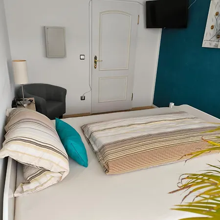 Im Herzen Von Wiesdorf- Blick Auf Bayer-kreuz -appartement Mit 2 Schlafzimmern & 3 Betten-fuer 4 Personen -zentral Gelegen - Friedrich Ebert Platz 5a , 4te Etage - Dachterrasse Und Sauna - Kaution Pflicht -