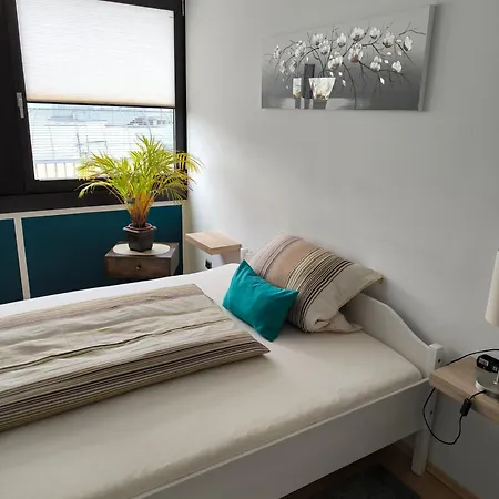 Im Herzen Von Wiesdorf- Blick Auf Bayer-kreuz -appartement Mit 2 Schlafzimmern & 3 Betten-fuer 4 Personen -zentral Gelegen - Friedrich Ebert Platz 5a , 4te Etage - Dachterrasse Und Sauna - Kaution Pflicht - شقة ليفركوزن