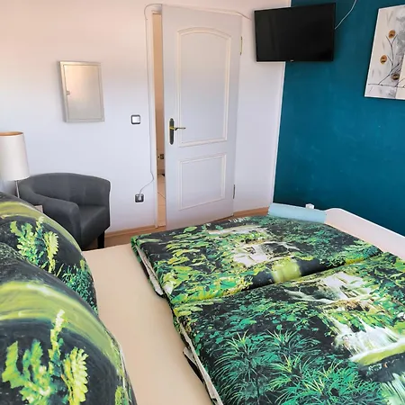 Monteur- & Business-appartement Mit 2 Schlafzimmern & 3 Betten- Fuer 4 Personen Am Bayer-kreuz -sauna & Dachterrasse - 4tes Og - Kein Lift - Kaution Pflicht