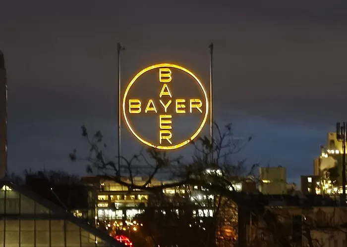 Lägenhet Im Herzen Von Wiesdorf- Blick Auf Bayer-kreuz -appartement Mit 2 Schlafzimmern & 3 Betten-fuer 4 Personen -zentral Gelegen - Friedrich Ebert Platz 5a , 4te Etage -kein Aufzug -lift- Dachterrasse Und Sauna - Kaution Pflicht - Leverkusen