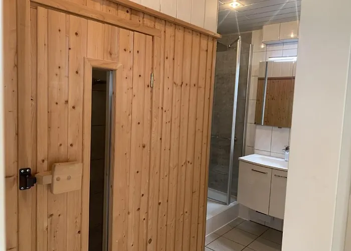 Im Herzen Von Wiesdorf- Blick Auf Bayer-kreuz -appartement Mit 2 Schlafzimmern & 3 Betten-fuer 4 Personen -zentral Gelegen - Friedrich Ebert Platz 5a , 4te Etage -kein Aufzug -lift- Dachterrasse Und Sauna - Kaution Pflicht -