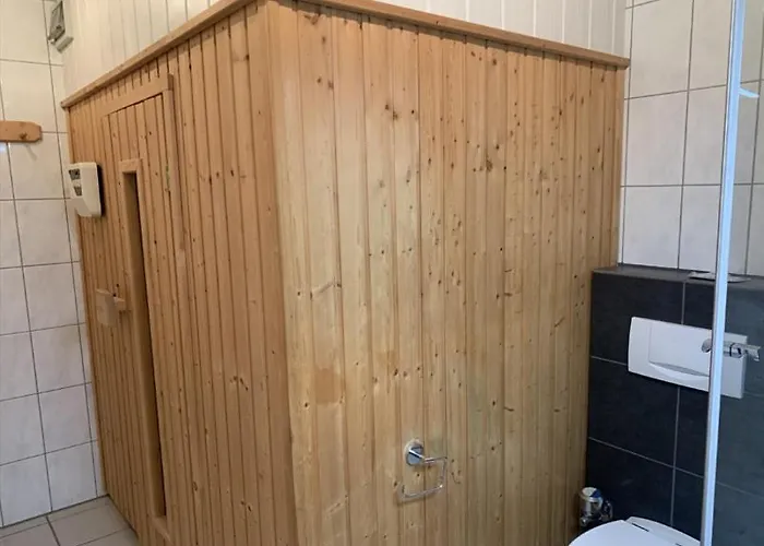 Im Herzen Von Wiesdorf- Blick Auf Bayer-kreuz -appartement Mit 2 Schlafzimmern & 3 Betten-fuer 4 Personen -zentral Gelegen - Friedrich Ebert Platz 5a , 4te Etage -kein Aufzug -lift- Dachterrasse Und Sauna - Kaution Pflicht - Appartamento *