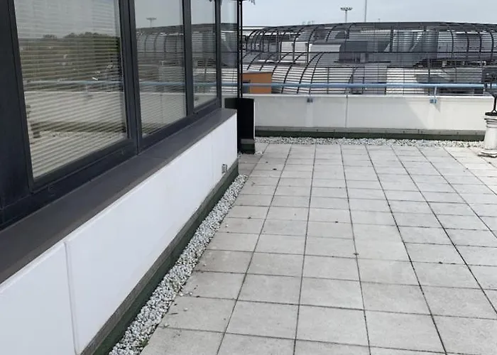 Lägenhet Im Herzen Von Wiesdorf- Blick Auf Bayer-kreuz -appartement Mit 2 Schlafzimmern & 3 Betten-fuer 4 Personen -zentral Gelegen - Friedrich Ebert Platz 5a , 4te Etage -kein Aufzug -lift- Dachterrasse Und Sauna - Kaution Pflicht - Leverkusen