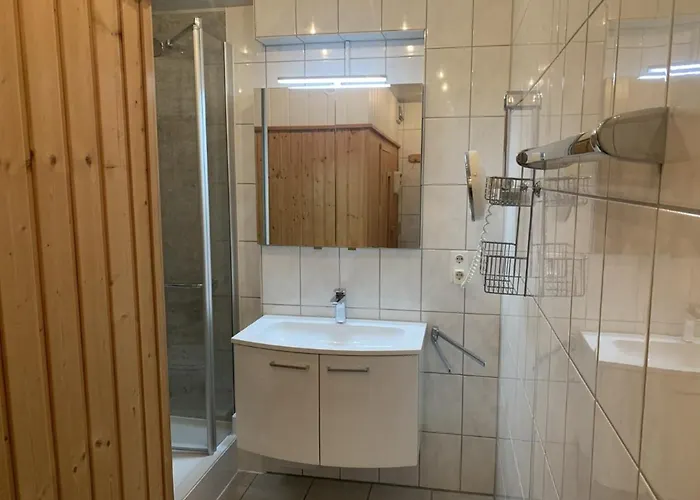 Appartamento Im Herzen Von Wiesdorf- Blick Auf Bayer-kreuz -appartement Mit 2 Schlafzimmern & 3 Betten-fuer 4 Personen -zentral Gelegen - Friedrich Ebert Platz 5a , 4te Etage -kein Aufzug -lift- Dachterrasse Und Sauna - Kaution Pflicht -