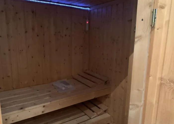 Im Herzen Von Wiesdorf- Blick Auf Bayer-kreuz -appartement Mit 2 Schlafzimmern & 3 Betten-fuer 4 Personen -zentral Gelegen - Friedrich Ebert Platz 5a , 4te Etage -kein Aufzug -lift- Dachterrasse Und Sauna - Kaution Pflicht - Lägenhet *