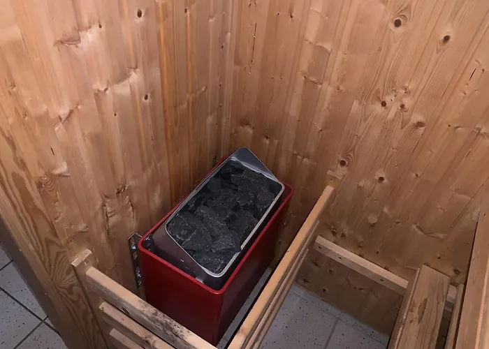 Im Herzen Von Wiesdorf- Blick Auf Bayer-kreuz -appartement Mit 2 Schlafzimmern & 3 Betten-fuer 4 Personen -zentral Gelegen - Friedrich Ebert Platz 5a , 4te Etage -kein Aufzug -lift- Dachterrasse Und Sauna - Kaution Pflicht - Lägenhet Leverkusen